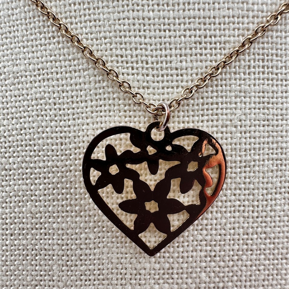 Vintage Y2K Gold Tone Cutout Floral Heart Pendant Necklace Boho Fashion Jewelry